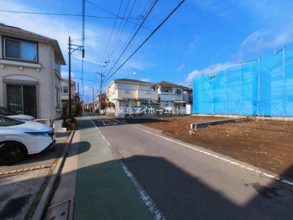 外観:前面道路含む現地土地写真