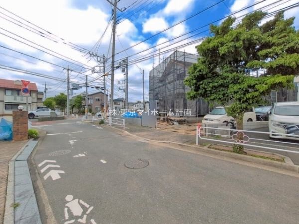外観:前面道路含む現地外観写真（建築中）