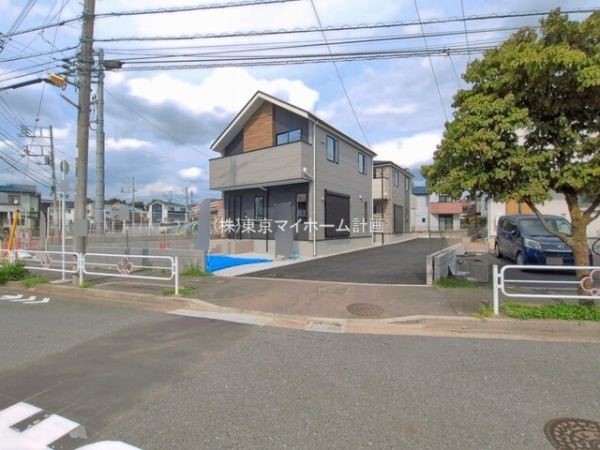 外観:前面道路含む現地外観写真