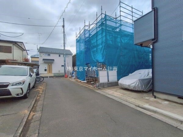 外観:前面道路含む現地外観写真（建築中）