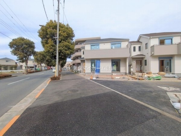 外観:前面道路含む現地外観写真