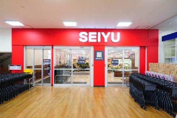 周辺環境:西友 府中四谷店(営業時間は9時から22時45分 。駐車場は1150台完備した複合大型店舗)