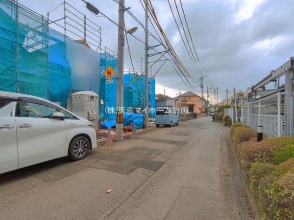 外観:前面道路含む現地外観写真（建築中）