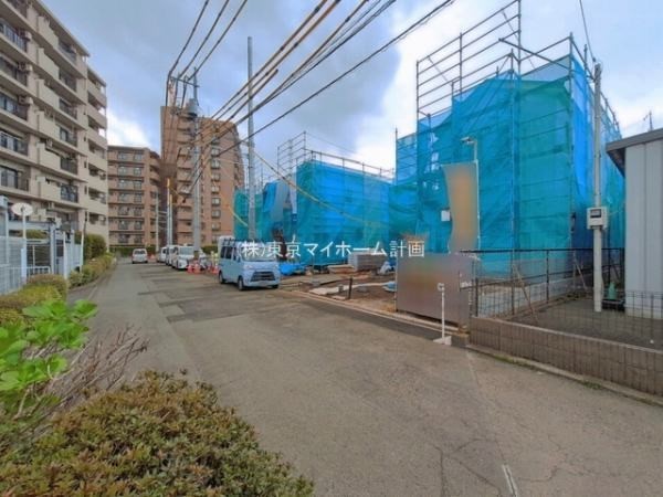外観:前面道路含む現地外観写真（建築中）