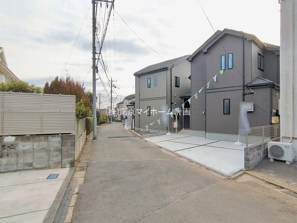 外観:前面道路含む現地外観写真