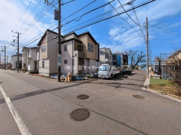 外観:前面道路含む現地外観写真