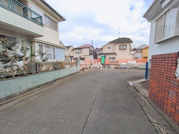 外観:前面道路含む現地外観写真（建築中）