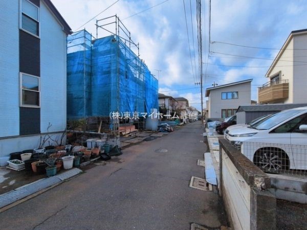 外観:前面道路含む現地外観写真（建築中）