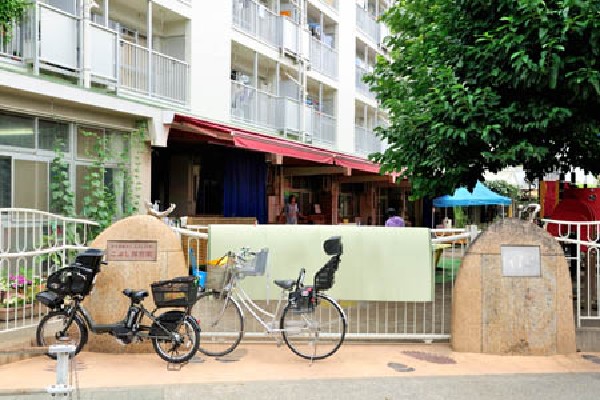 周辺環境:こぶし保育園(定員100名の園児は、年齢・月齢別に分かれ、ひとりずつに決まった保育士がついて、きめ細やかな保育を受けています。)