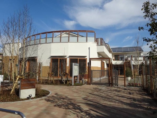 周辺環境:すずのき台保育園(「どの子供も世界にひとりだけ」の考えを大切に、チームワークで毎日の運営を行っています。開校5年程で、非常に綺麗な校舎が特徴です。)