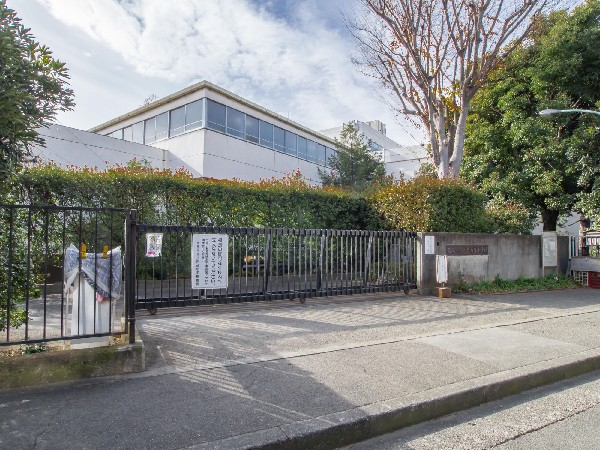 周辺環境:西東京市立上向台小学校(子どもも大人も「生きる底力と活力」を身に着ける「学び」がある小学校を目指しています。)