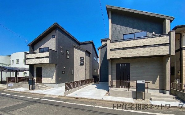 外観:前面道路含む現地外観写真