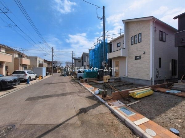 外観:前面道路含む現地外観写真