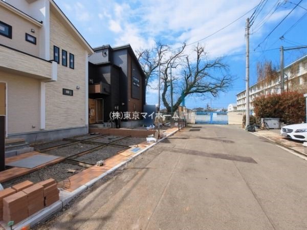 外観:前面道路含む現地外観写真