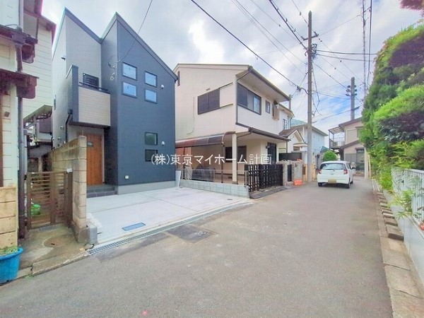 外観:前面道路含む現地外観写真