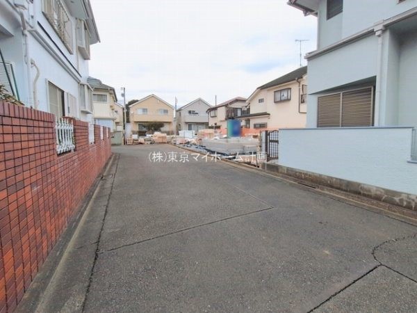 外観:前面道路含む現地外観写真（建築中）