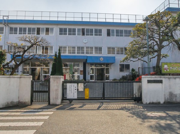 周辺環境:小金井市立東中学校(心豊かな思いやりのある生徒、自ら学び意欲的に活動する生徒、安全で安心して学べる学校を教育目標にする中学校です。)