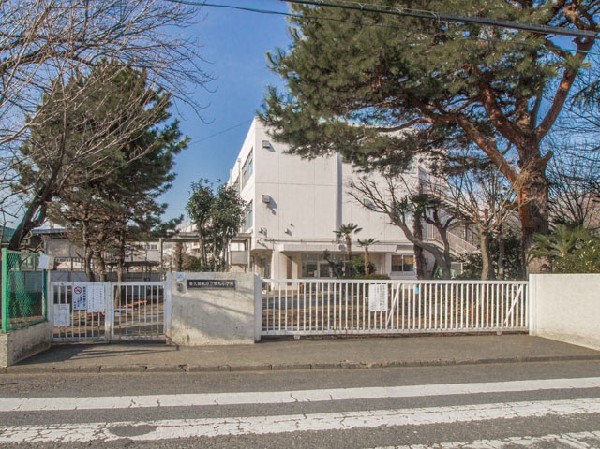 周辺環境:東久留米市立第九小学校(楽しく安心して学べる学校・子供が互いに学び育つ学校・家庭、地域と共に子供を育てる学校を目指しています。)