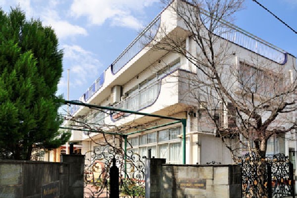 周辺環境:府中あおい幼稚園(幼児期に集団生活の中で基本的な生活習慣を身に付け、「心・体・頭の健康」をモットーに幼児教育を目指しています。)