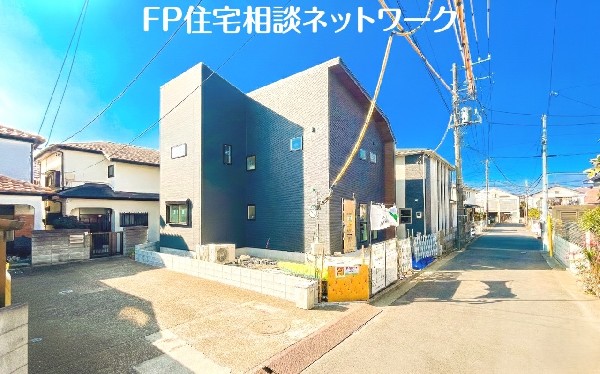 外観:前面道路含む現地外観写真