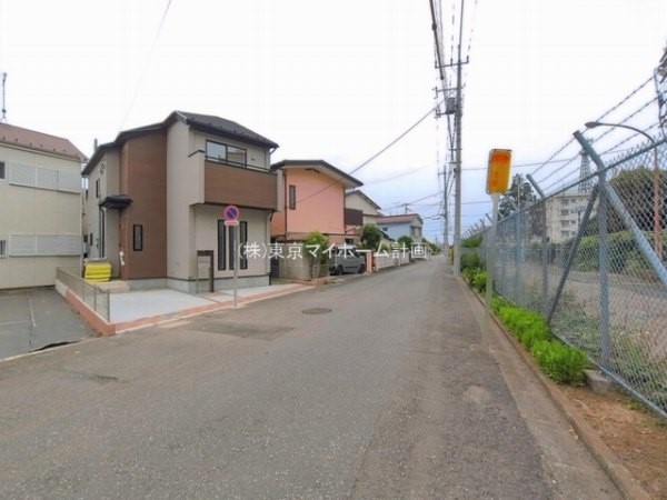 外観:前面道路含む現地外観写真