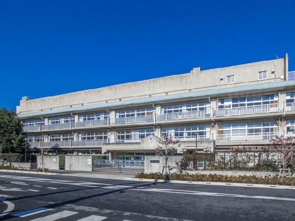 周辺環境:西東京市立明保中学校(地域で長く教育活動を行っている機関として、旧保谷市の時代からボランティア指定校などに選ばれている中学校です。)