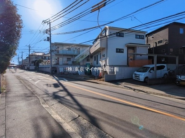 外観:前面道路含む現地外観写真