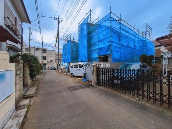 外観:前面道路含む現地外観写真（建築中）