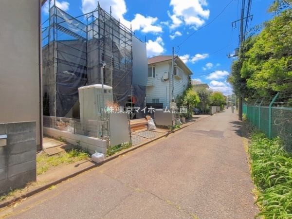 外観:前面道路含む現地外観写真（建築中）