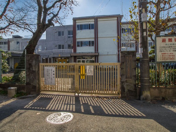 周辺環境:小金井市立前原小学校(やさしさ、かしこさ、たくましさを教育目標に、よく学び、互いを認め合える子どもの育成を図り、一人ひとりが輝く元気な学校を目指している小学校です。)