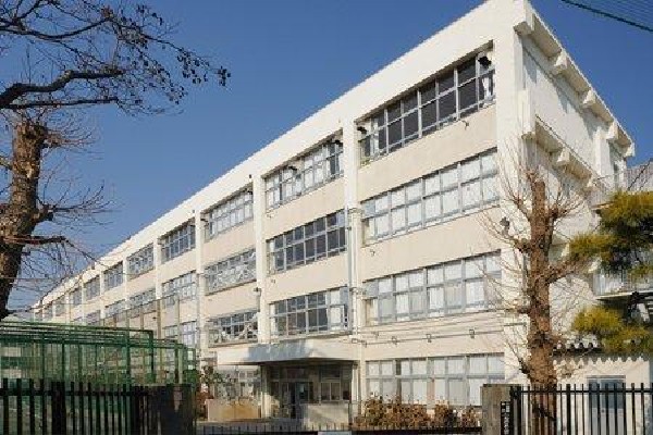 周辺環境:小金井市立第二中学校(個性的な文化部があり、生徒たちの個性や能力を伸ばす環境を提供している中学校です。)