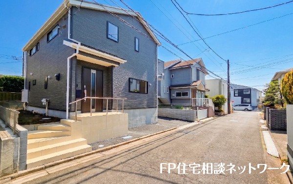 外観:前面道路含む現地外観写真