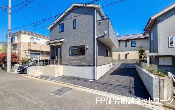 外観:前面道路含む現地外観写真