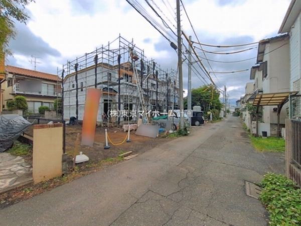 外観:前面道路含む現地外観写真（建築中）