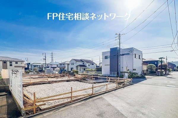 外観:前面道路含む現地外観写真