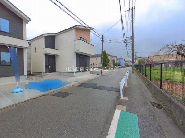 外観:前面道路含む現地外観写真