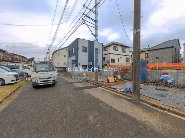 外観:前面道路含む現地外観写真（建築中）