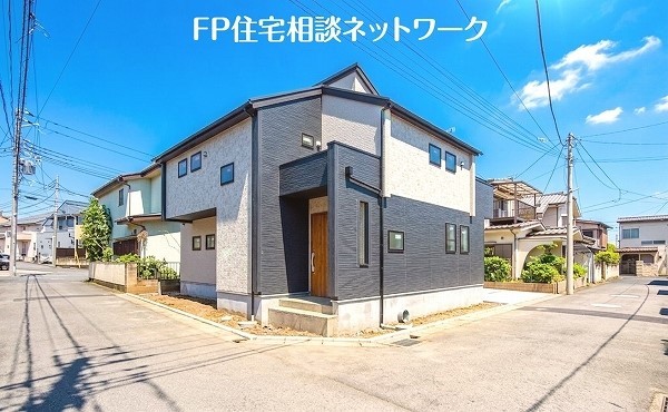 外観:前面道路含む現地外観写真