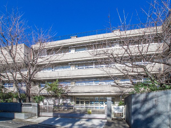 周辺環境:西東京市立住吉小学校(生命や自然を慈しむとともに思いやりの心を持ち、社会生活の基本的なルールを身につけ、互いに協力してよりよい生活を創造する児童を育てます。)