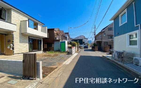 外観:前面道路含む現地外観写真