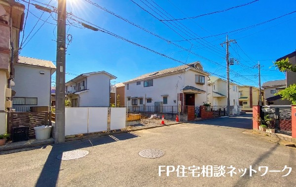 外観:前面道路含む現地外観写真（建築中）