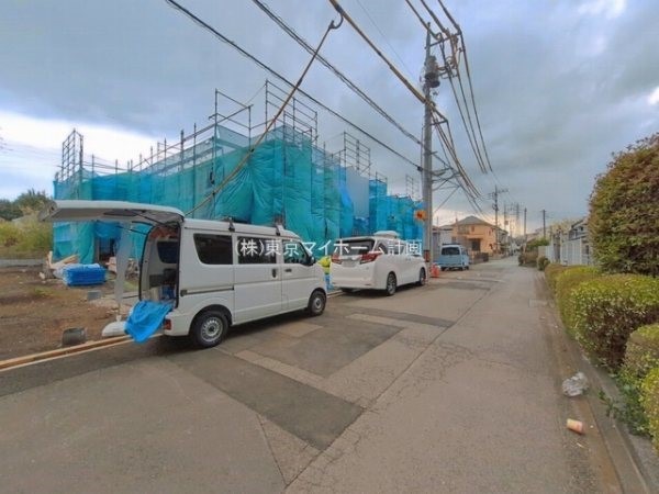 外観:前面道路含む現地外観写真（建築中）