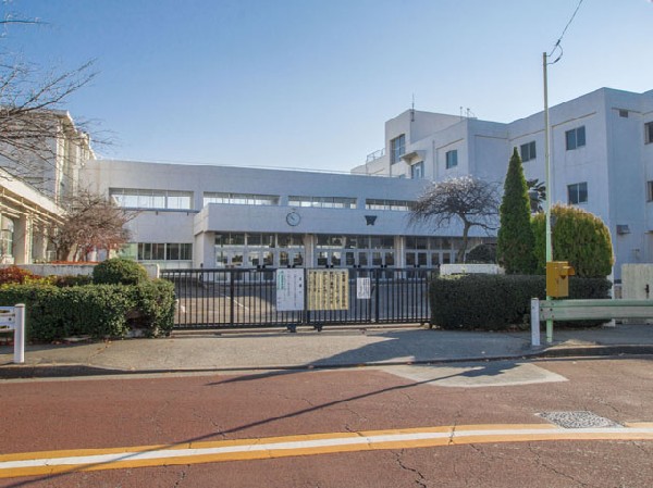 周辺環境:小金井市立小金井第一中学校(「人権尊重と命を大切にする教育を基盤に、あたりまえのことをあたりまえに～みんなが輝く小金井一中～」で、これから教職員が一丸となって教育にあたってまいります。)