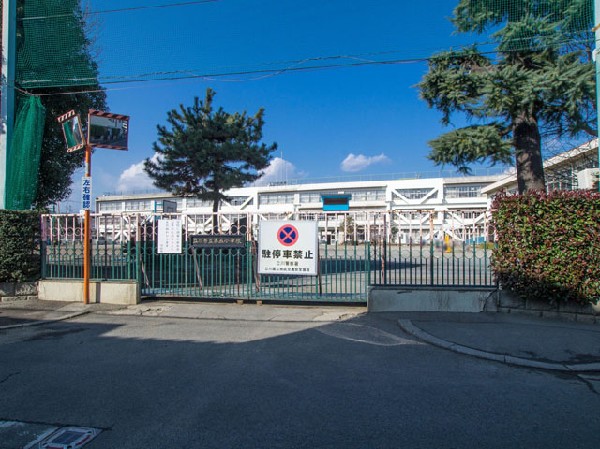 周辺環境:立川市立第五小学校(間もなく75周年を迎えようという伝統ある学校で、昔も今も変わること無く、地域の人々に愛されている小学校です。)