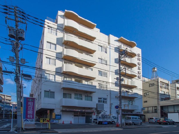 周辺環境:立川相互病院(創立以来50年以上、国立周辺の医療に携わってきた、立川相互病院。道を挟んで外来専門の診療所を開いており、本体である病院は主に入院治療と、診療所では対処できない疾患の一部、救急医療を担う。)