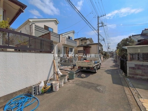 外観:前面道路含む現地外観写真