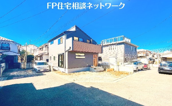 外観:前面道路含む現地外観写真