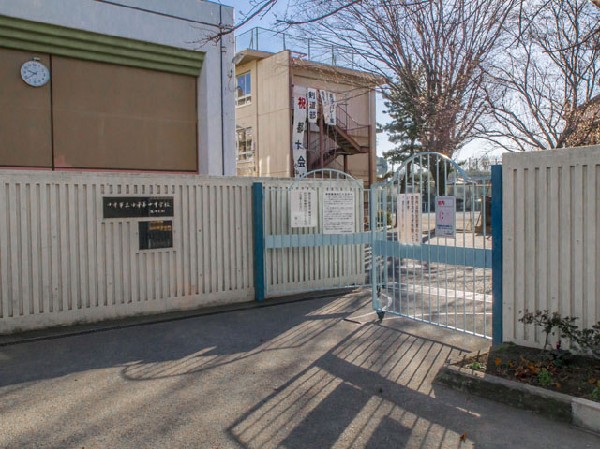 周辺環境:小平市立小平第四中学校(教育基本法の精神にのっとり、東京都及び小平市教育委員会の教育目標を踏まえ、自分で考え進んで実践する人間、健康でたくましい人間になるよう教育を行っている中学校です。)