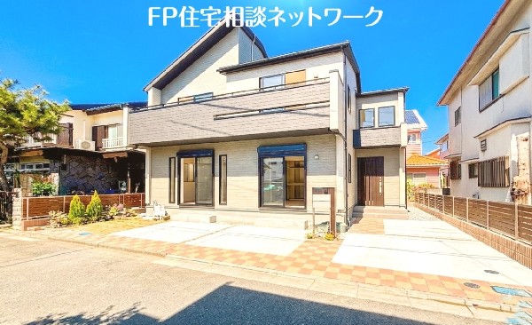 外観:前面道路含む現地外観写真