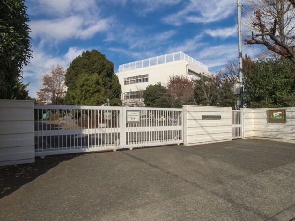 周辺環境:府中市立南町小学校(「武蔵野広く　緑を延べて　風清らかに　澄むさわやかさ」と校歌にあるように、武蔵野の面影を残す、自然に囲まれた学校です。)